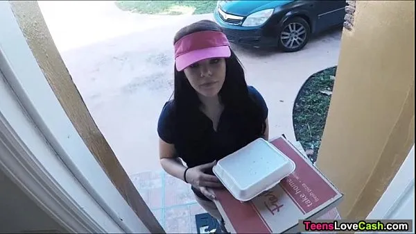 XXX Kimber Woods delivers pizza and bangs customer for more tips nejlepších videí