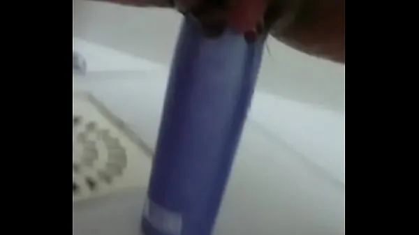 XXX Stuffing the shampoo into the pussy and the growing clitoris วิดีโอยอดนิยม