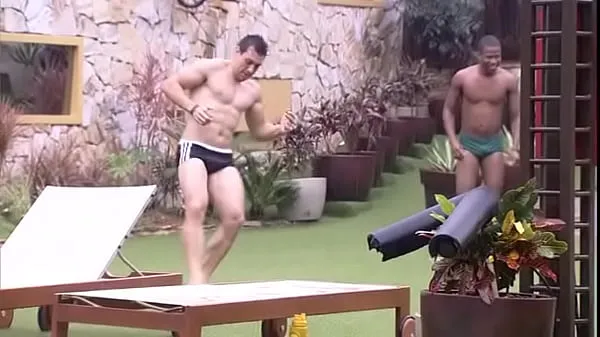 XXX BBB15 Cezar and Luan playing ball in swim trunks suosituinta videota