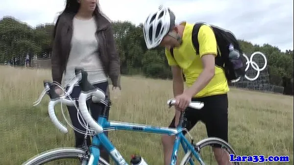 XXX Britische Reife holt Radfahrer zum Ficken abTop-Videos