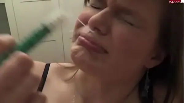 XXX Mädchen spritzt sich mit Spritze Sperma in die Nase [kein TonTop-Videos