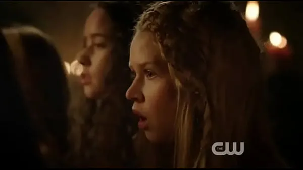 XXX Caitlin Stasey se masturba la escena de corte de REIGN de CW vídeos principales