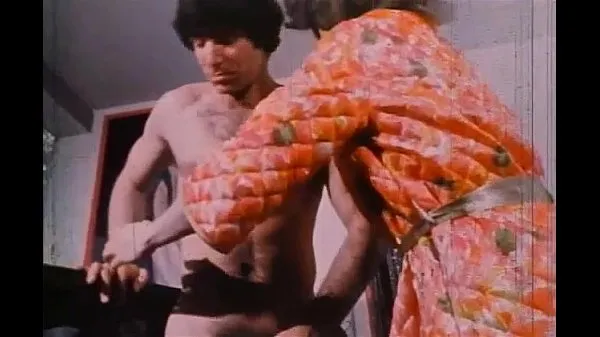 XXX The weirdos and the oddballs (1971) - Corte de boquetes e gozadas top Vídeos