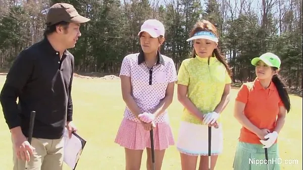 XXX Le ragazze i asiatiche giocano a golf nudovideo principali