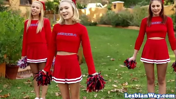 XXX Les Cheerleaders развлекаются вчетвером после практики лучших видео