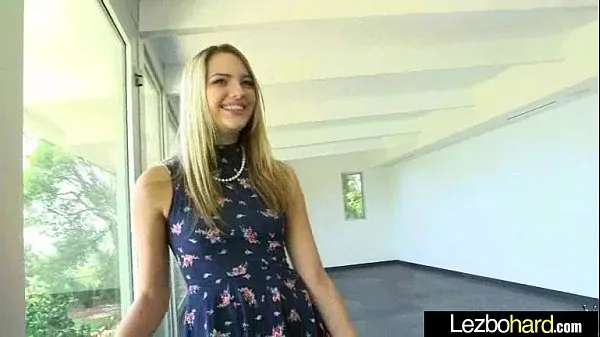 XXX Cute Teen Hot Lez Girls giocando con i loro corpi clipvideo principali