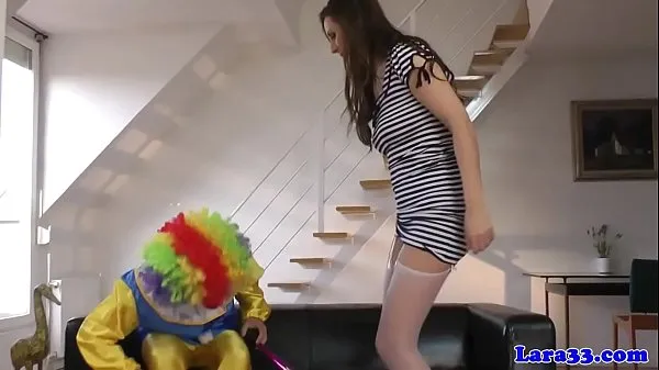 XXX Elegante milf británica chupando pollas a un payaso vídeos principales