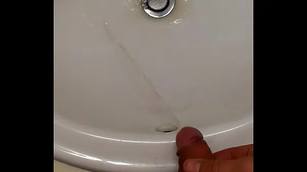 XXX Pissing in hotel bathroom sink أفضل مقاطع الفيديو