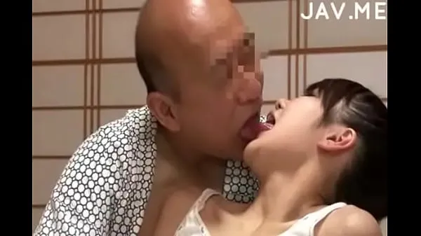 XXX Delicious Japanese girl with natural tits surprises old man κορυφαία βίντεο