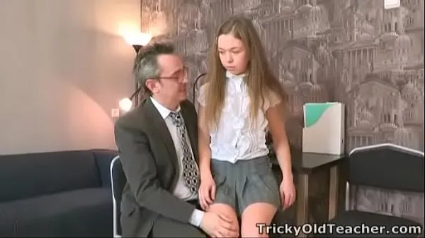 Najboljši videoposnetki XXX Tricky Old Teacher - Sara looks so innocent