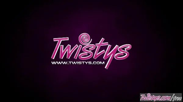 Najboljši videoposnetki XXX Twistys - (Sara) Luvv starring at Fishnet Fox