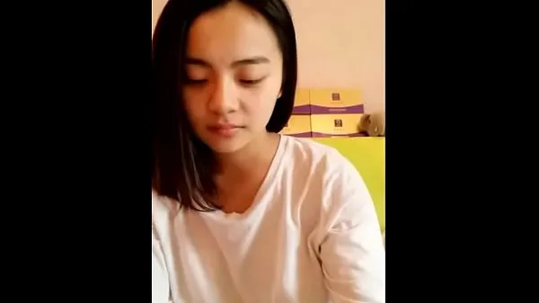 XXX Jeune teen asiatique montrant son corps lisse meilleures vidéos