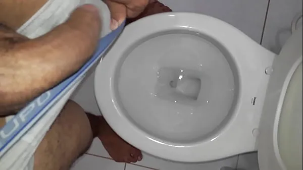 XXX Big piss in the bathroom أفضل مقاطع الفيديو