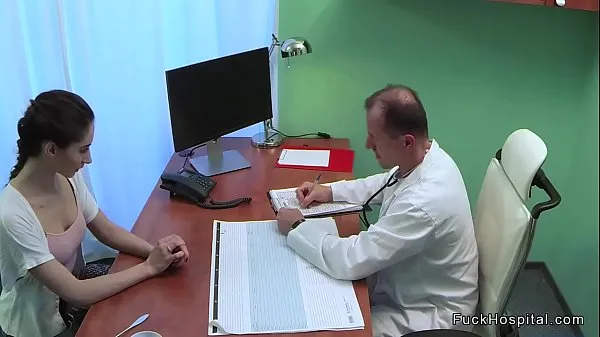 XXX Un patient mince baise sur un lit d'examen meilleures vidéos