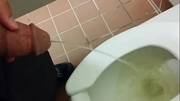 XXX In eine andere öffentliche Toilette gepisstTop-Videos