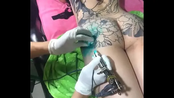 XXX La ragazza di Viet fa un tatuaggiovideo principali