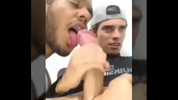 XXX Il ragazzo latino dotato si masturba e si risucchiavideo principali