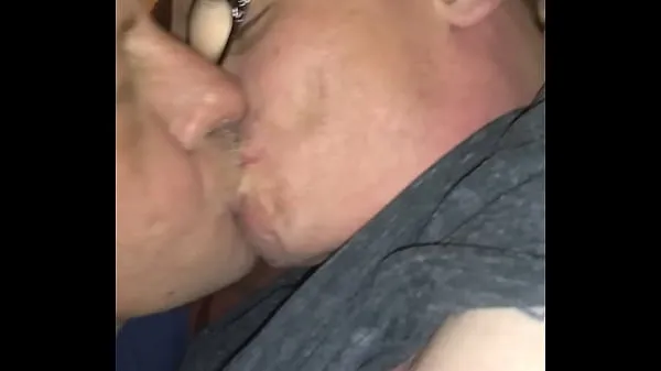 XXX Kissing سرفہرست ویڈیوز