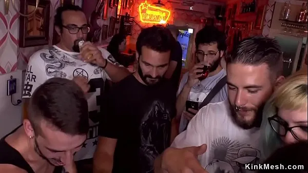 XXX Una piccola piccina culona sbattuta in un bar pubblicovideo principali