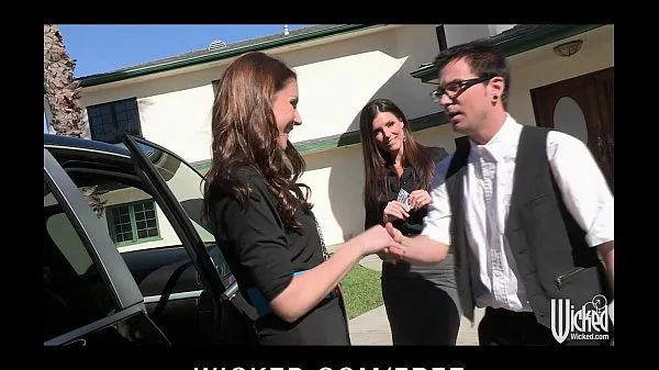 XXX Pair of sisters bribe their car salesman into a threesome วิดีโอยอดนิยม