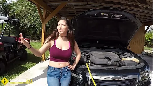 XXX Roadside - Latina wife has sex with her mechanic outside najlepších videí