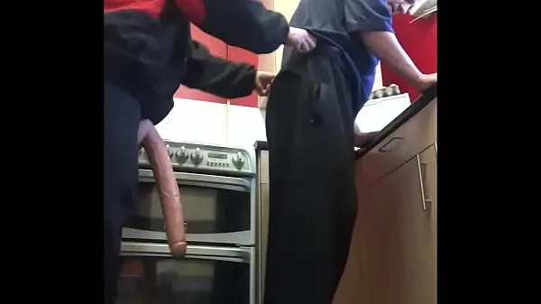 XXX chico bisexual se graba a sí mismo recibiendo su culo clavado con un consolador grande por novia enmascarada en la cocina vídeos principales