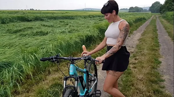 XXX Premiere! Bicyclette baisée en public excitée meilleures vidéos