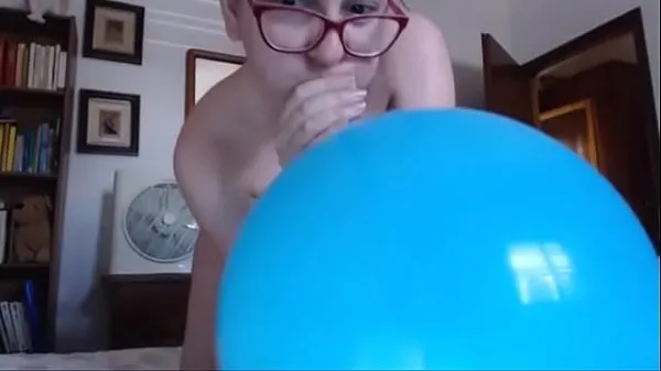 XXX Blue Balloon What's better than playing in a really fetish way top Videos