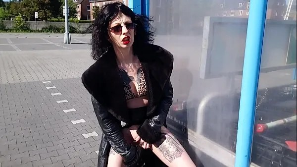 XXX Lucy Ravenblood si diletta la figa al parcheggiovideo principali