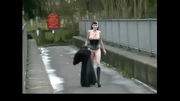 XXX Goth Babe en manteau de fourrure Pisses extérieur 2 meilleures vidéos