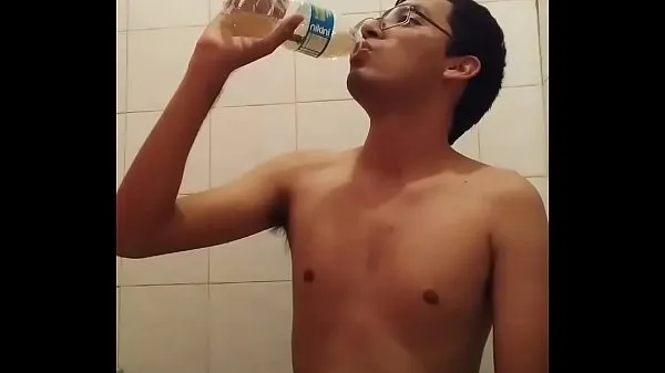 XXX Amateur boy drinks his pissvideo principali