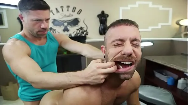 XXX GAYWIRE - Tristan Jaxx Fucks Eddy Ceetee For A Free Tattoo en iyi Videolar