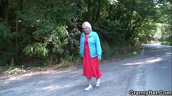 XXX Pegando carona na vovó loira e pegando carona na estrada top Vídeos