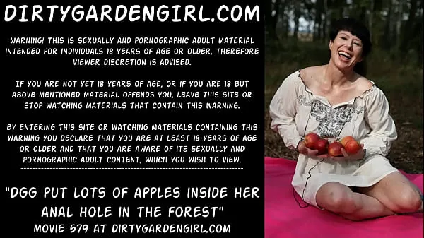 XXX Dirtygardengirl puso muchas manzanas dentro de su agujero anal en el bosque vídeos principales