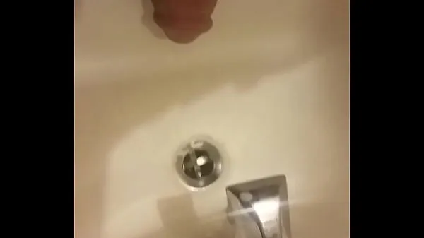 XXX Male pissing in sink suosituinta videota