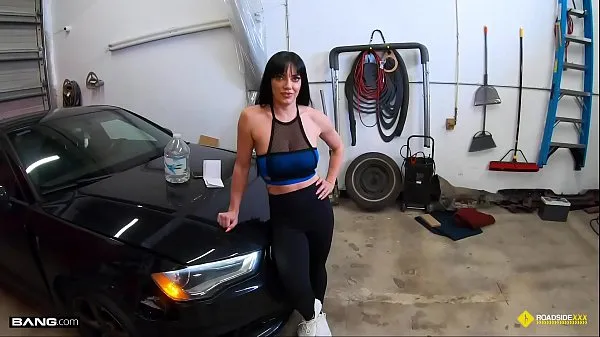 XXX Roadside - Fit Girl Gets Her Pussy Banged By The Car Mechanic najlepších videí