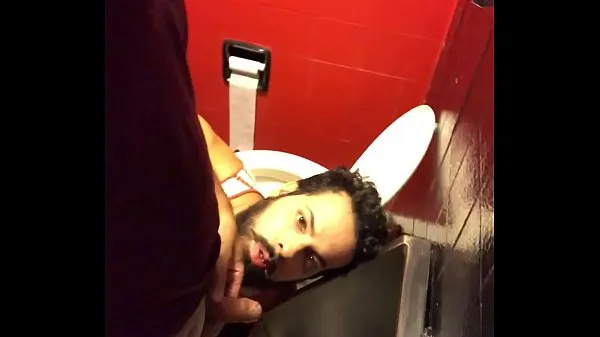 XXX Pissing in the bathroomvideo principali