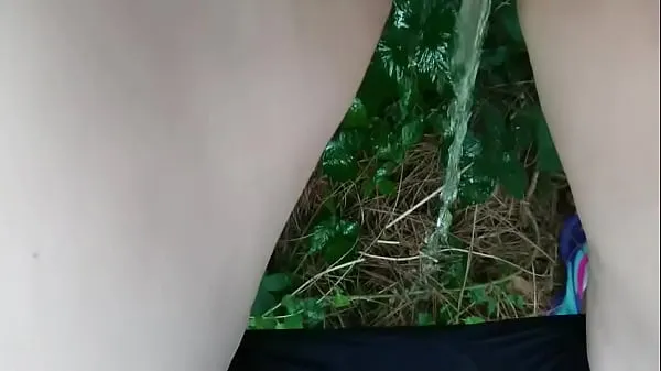 XXX PEE IN THE WOODS WHILE OUT WALKING κορυφαία βίντεο