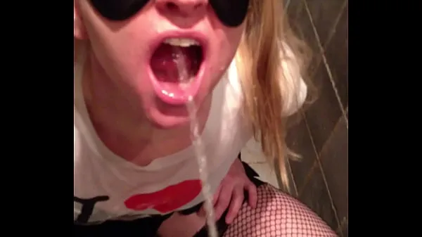 XXX Pisse dans la bouche de salopes - et elle aime boire meilleures vidéos