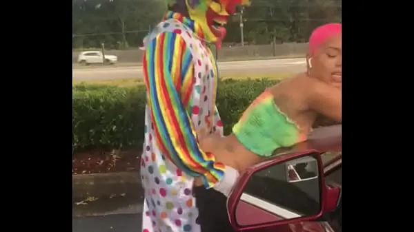 XXX Gibby The Clown fucks Jasamine Banks outside in broad daylight nejlepších videí