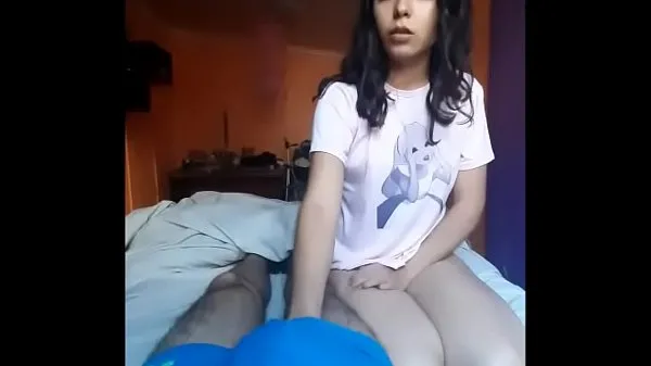 XXX Sie mit einem Alice im Wunderland-Shirt kommt vorbei, um mir einen Blowjob zu geben, bis sie mich überzeugt, seinen Penis in ihre Vagina zu steckenTop-Videos