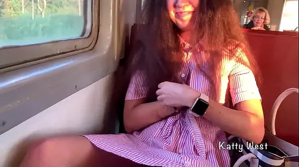 XXX A garota de 18 anos mostrou a calcinha no trem e deu uma punheta para um estranho em público top Vídeos