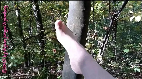 XXX Sport im Wald..mir tun die Füße weh..und ich massiere meine Füße in Nylon วิดีโอยอดนิยม