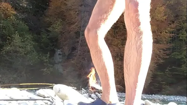 XXX smoking hot - nudist at campfire part 2 件のトップ動画