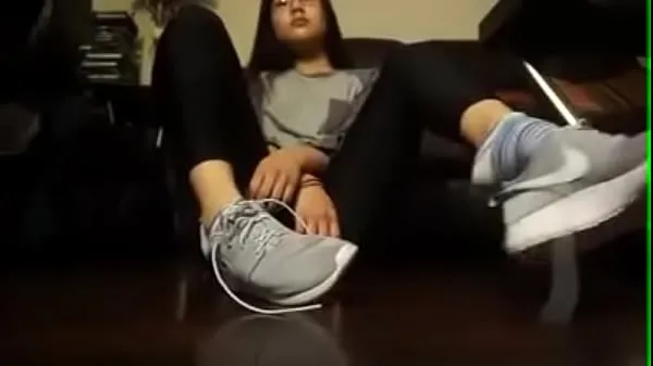 XXX Asian girl takes off her tennis shoes and socks Video hàng đầu