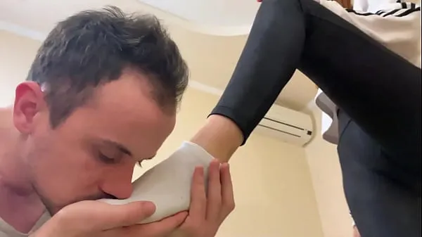 XXX Bratty Girl fait renifler à un esclave ses chaussettes en sueur et les met dans sa bouche (aperçu meilleures vidéos