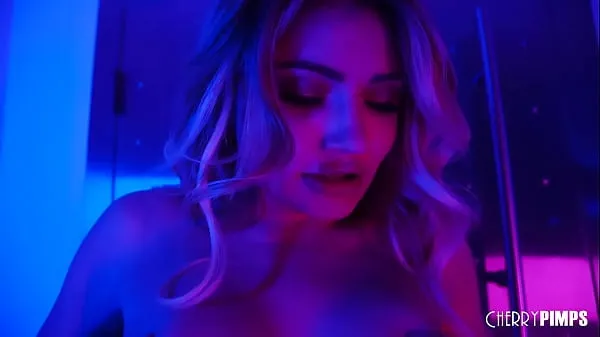 XXX Adria Rae est une blonde aux gros seins qui parle sale avant de se déshabiller et de se masturber meilleures vidéos