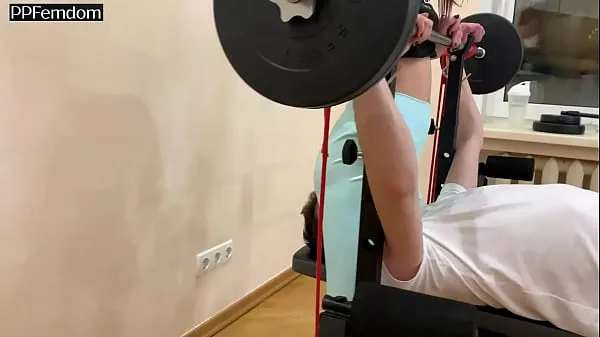 XXX Geiles und perverses dominantes Mädchen in blauen Yogahosen Demütigungskerl in GYM - Facesitting Fullweight und Face Riding Female Supremacy (VorschauTop-Videos