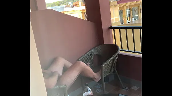 XXX Pris moi en train de me branler sur le balcon meilleures vidéos