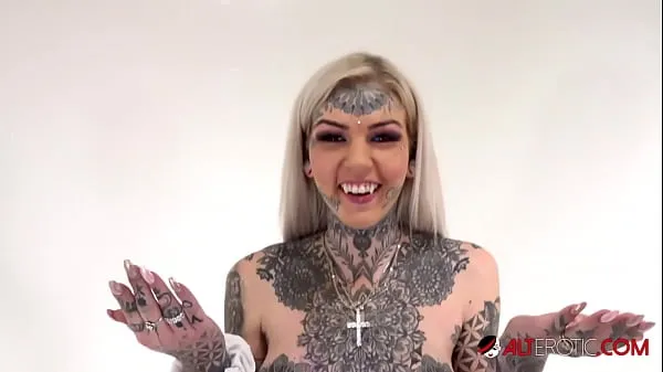 XXX Tattooed Amber Luke rides the tremor for the first time topvideo's